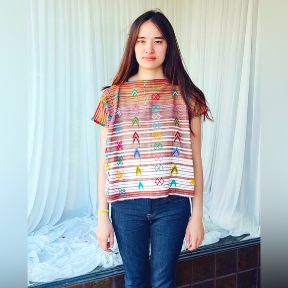 Excellent condition! Handwoven and Vintage Guatemalan top. Colorful & vibrant - Picture 2 of 10